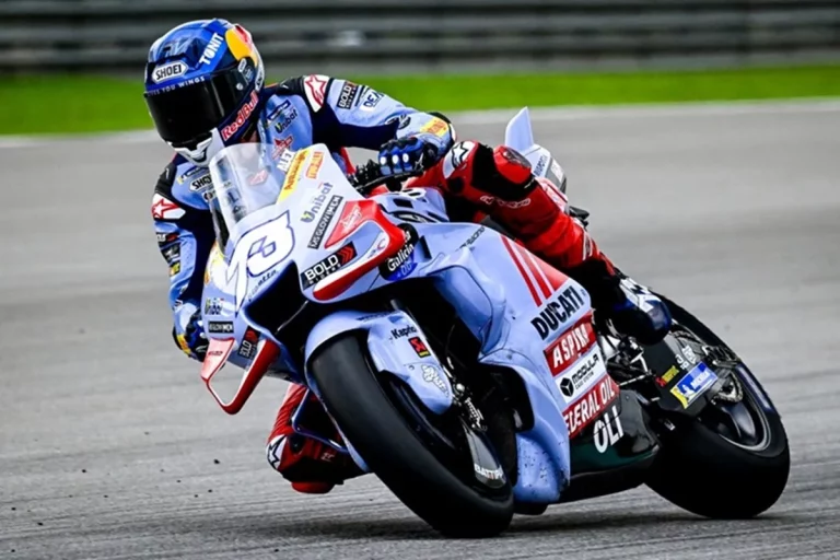 Álex Márquez víctima de un efecto dominó demoledor en Gresini: pie y medio fuera