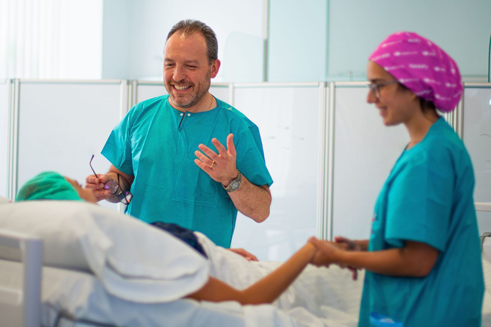 Daniel Sosa con paciente en URPA sin logos de FIV Marbella 1 v0 211021 1 1 2 1