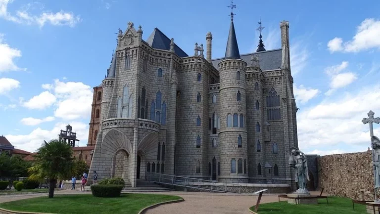 Descubre la obra desconocida de Gaudí en Castilla y León