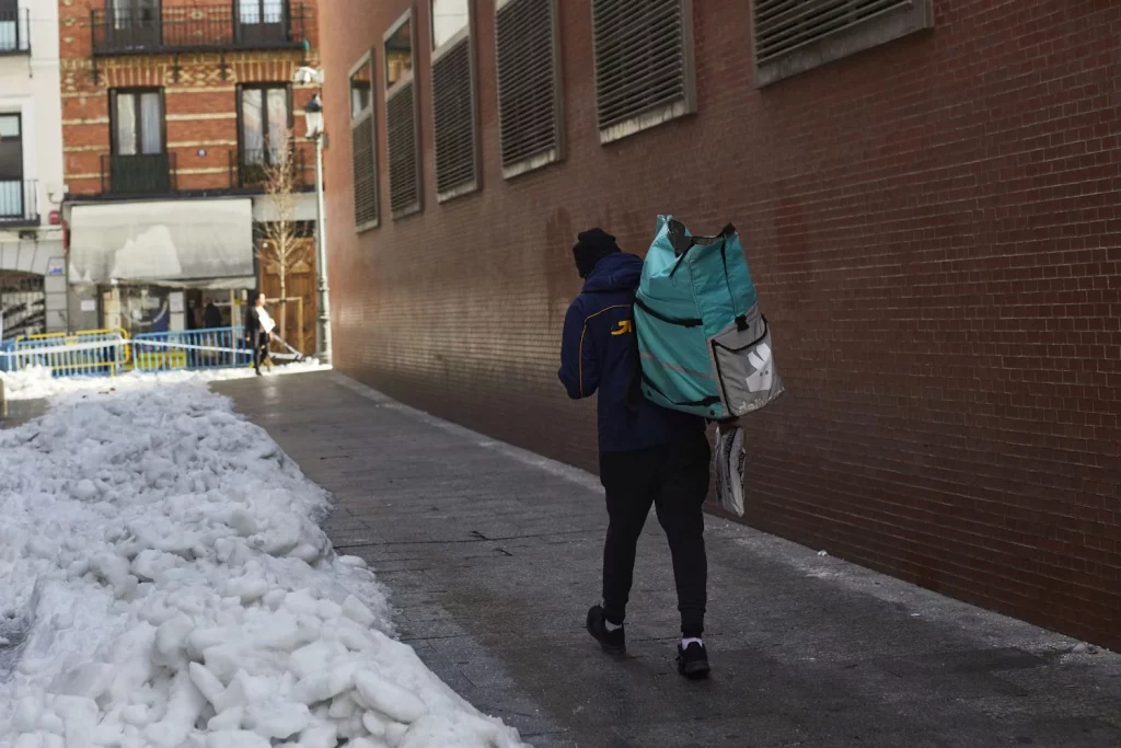 Los Repartidores De Glovo Y Uber Eats Recurren A Mochilas Sin Marca 2 Europapress 3518797 Empleado Deliveroo Camina Mochila Reparto Via Capital Nevada Restablecer