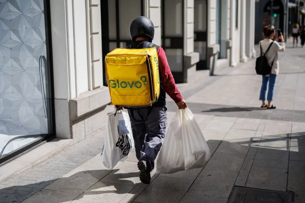 El Futuro De La Ley Rider Tras El Descalabro De Sumar Y Yolanda Díaz En Europa 1 Europapress 4696818 Repartidor Glovo Bolsas Camina Calle Centro Madrid 21 Septiembre 2022