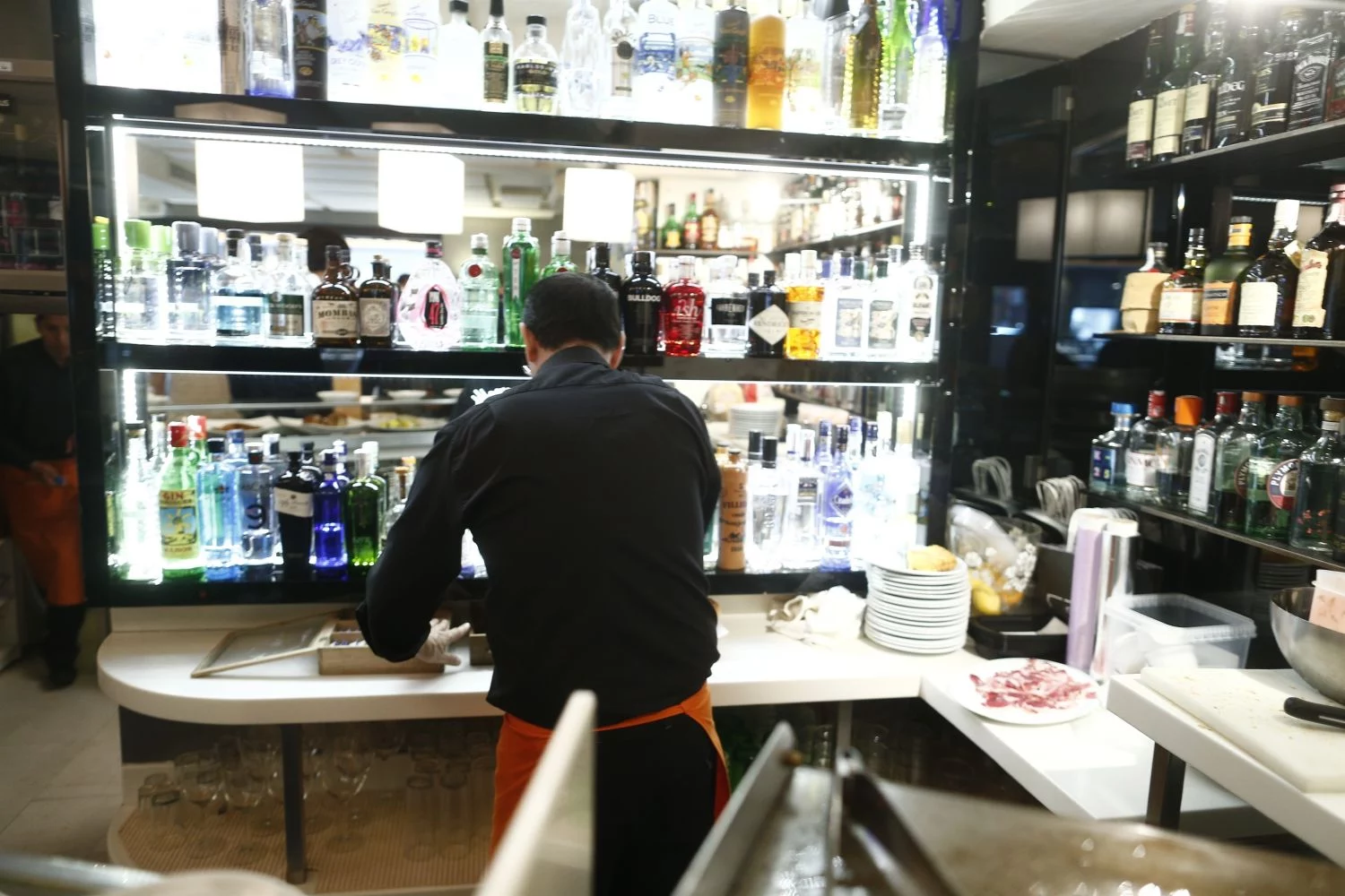 El impacto del saludo prohibido al entrar en un bar español en las redes sociales