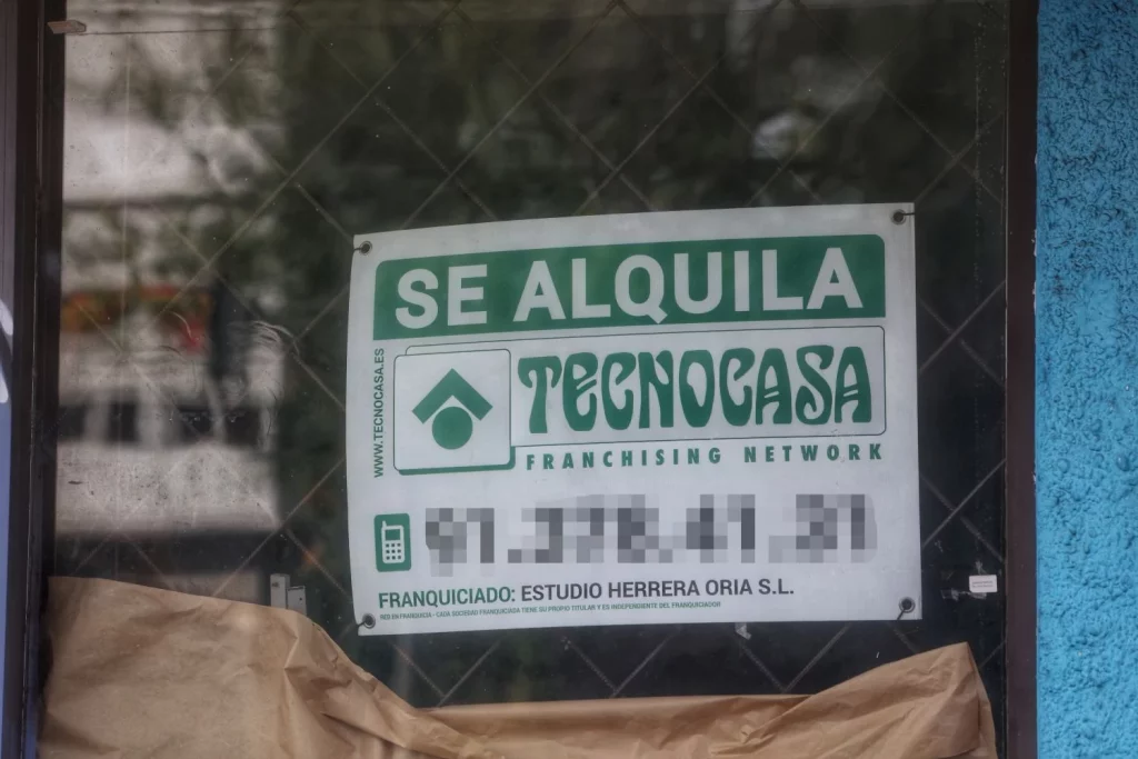 La «Turismofobia» Llega A Lavapiés Empujada Por El Exceso De Pisos Turísticos 2 Europapress 5374393 Local Cartel Alquila Agosto 2023 Madrid Espana Vivienda Alquiler Espana 1