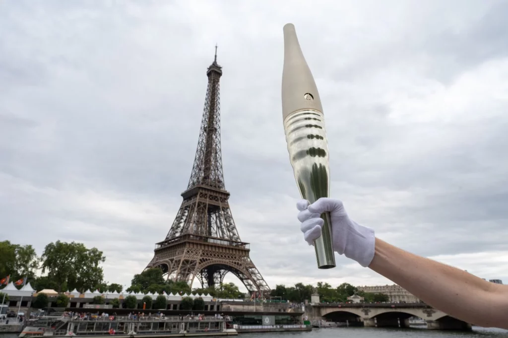 La Campaña De Los Repartidores De Just Eat En Las Elecciones Europeas 2 Europapress 5679292 Paris July 26 2023 The Paris 2024 Olympic Games Torch Is Seen During The
