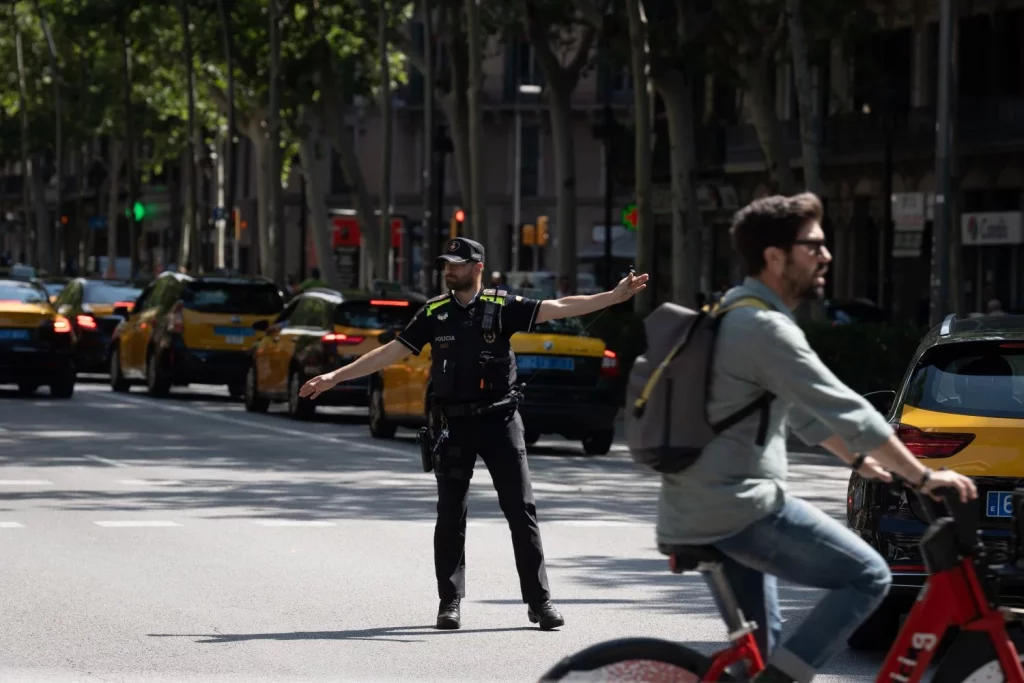 Los Taxis De Barcelona Piden Se Aumenten Los Precios Y Velocidad En Las Itv 1 Europapress 5992044 Policia Movilidad Regula Trafico Mientras Tiene Lugar Marcha Lenta Taxis