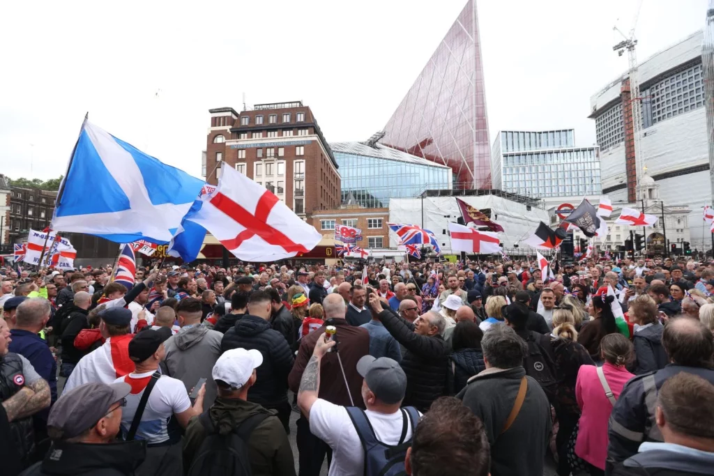 Tommy Robinson: El Heredero De Nigel Farage Que Espera Aprovechar El Caos Conservador 1 Europapress 6001784 01 June 2024 United Kingdom London People Gather Outside Victoria Station