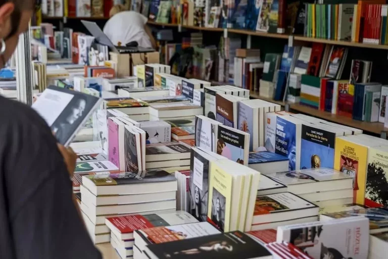 Los mejores libros y los más vendidos que puedes encontrar la Feria del libro de Madrid 2024