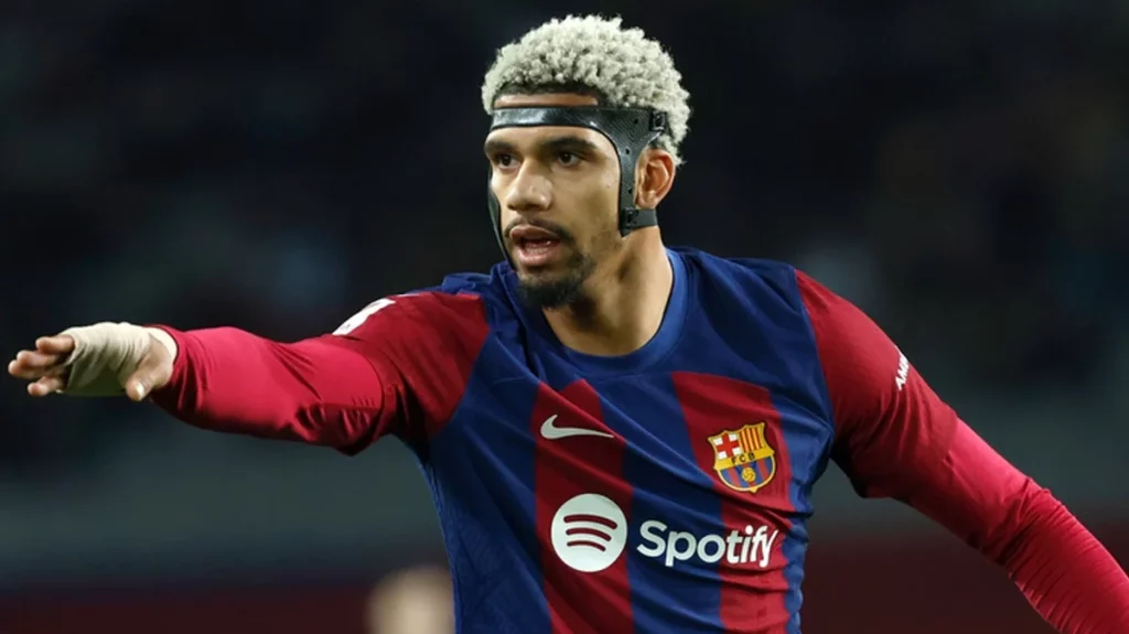 Ronald Araujo Rechaza La Renovacion Con El Fc Barcelona E Incendia El Mercado E1736307307916