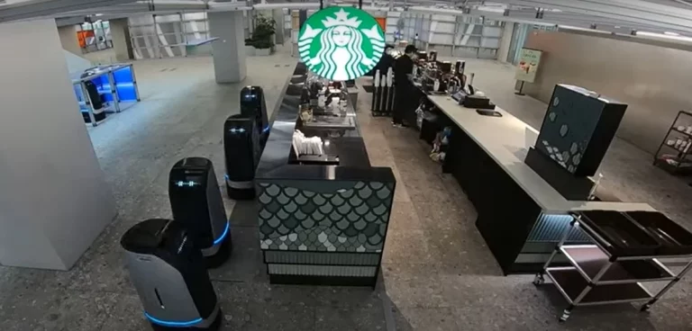 El impactante video de Starbucks en Corea del Sur que muestra que es atendido por 100 robots