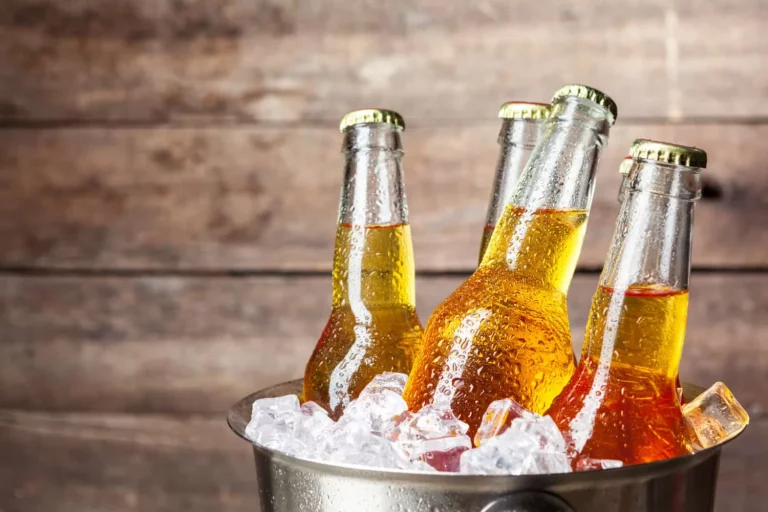 Así puedes abrir un botellín de cerveza con otra botella sin romper nada