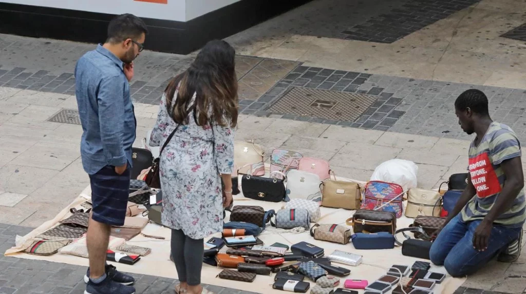 Hasta Los Británicos Están Alerta Por Los 200 Euros De Multa Por Hacer Esto En Vacaciones En España 32 El Caso De Torrevieja: Tolerancia Cero Con Los Manteros