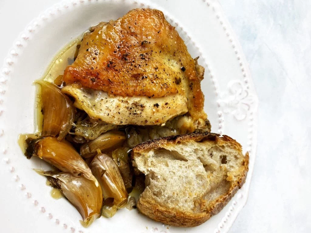 Pollo asado a los 40 dientes de ajo