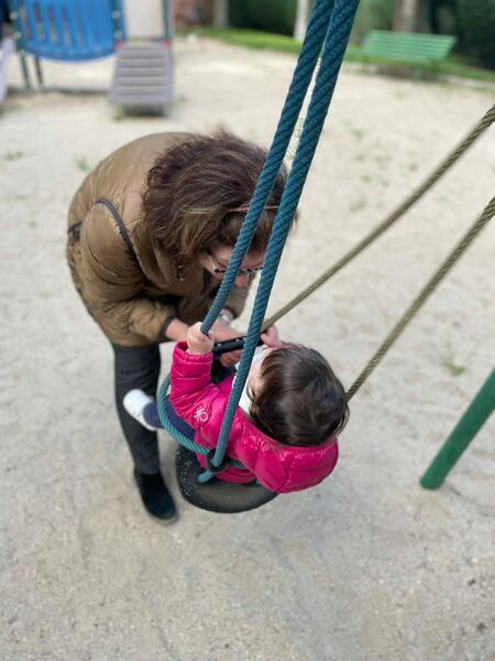 Abuelos relatan su vínculo con sus nietos: «Me han alegrado la vida, estar con ellas es estar feliz»