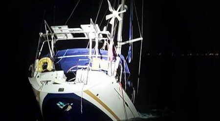 Salvamento rescata a 3 personas en el Estrecho al hundirse su velero por interactuar con orcas