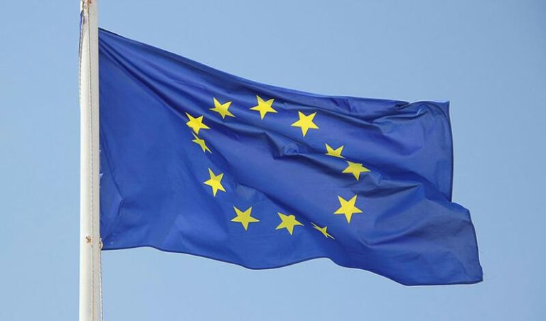Bruselas sanciona a España por limitaciones en programas de pensiones y deficiencias en planes de jubilación.