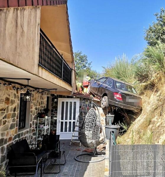 Un coche sufre una salida de vía y cae sobre el tejado de una vivienda en Ourense