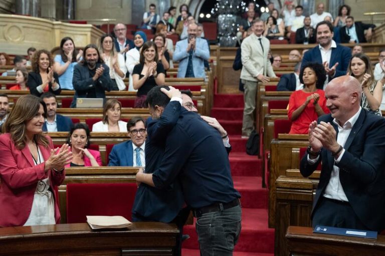 Rull da la mano a Wagensberg al arrancar el pleno tras «un destierro injusto y riguroso»