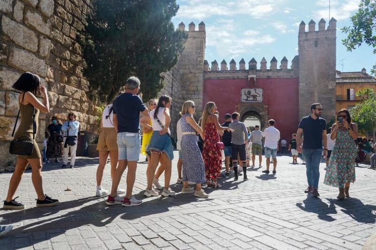 Polémica en Sevilla: Facua tacha de parcial la nueva tasa turística