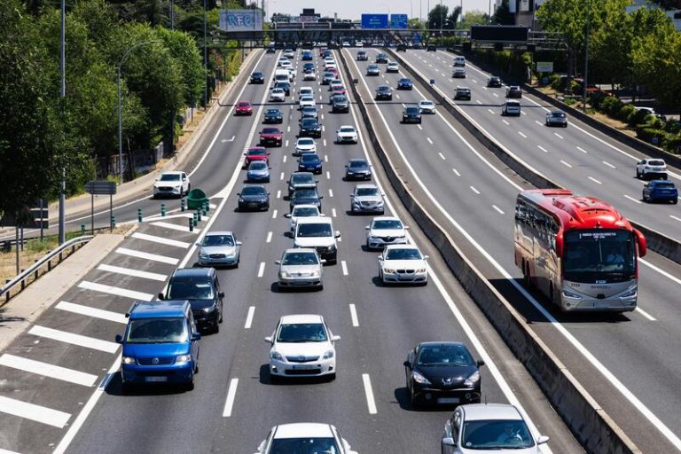 Varios siniestros y complicaciones dificultan el tráfico en la tarde del viernes del puente de Santiago