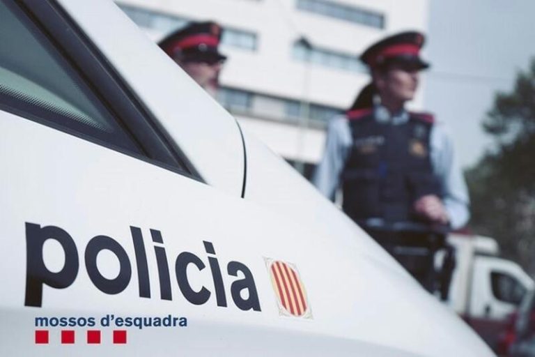 Trágica jornada laboral: fallece un operario de 59 años aplastado entre dos vagonetas de vigas en Santa Coloma