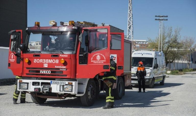 Dos personas sufren daños en un incendio ocurrido en una casa de Granada, tras saltar una de ellas desde un balcón y la otra presentar quemaduras