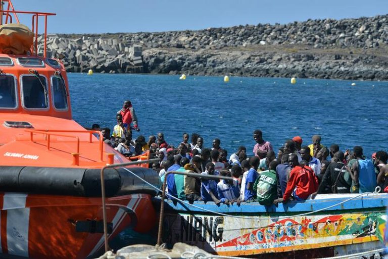 Canarias activa un plan de choque para reforzar la atención inmediata a menores migrantes