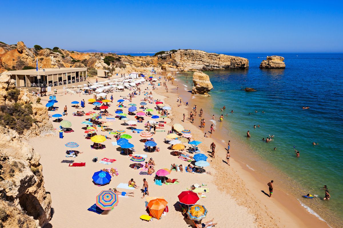 Por qué Portugal sigue siendo un destino de moda y cuándo planear una escapada económica, según KAYAK 1 DEST PORTUGAL FARO ALBUFEIRA PRAIA DE SAO RAFAEL GettyImages 538897772 Universal Within usage period 30816 1