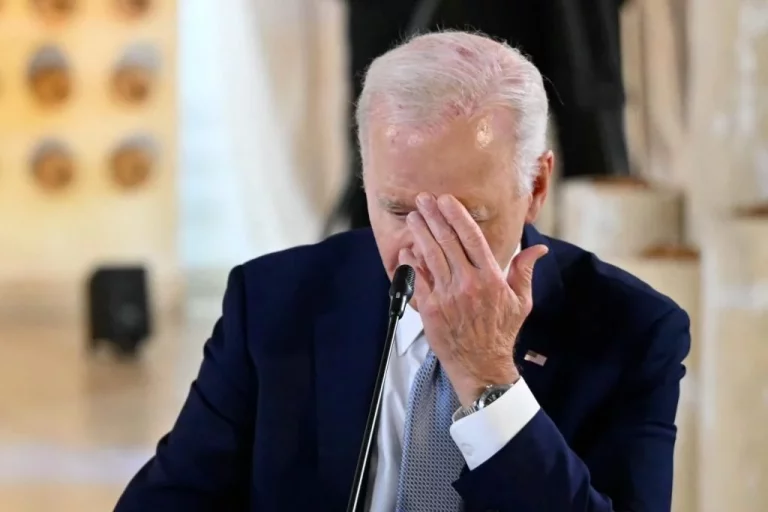 «Es vergonzoso»: Biden no se muerde la lengua con la decisión de Zuckerberg de retirar la verificación de Facebook