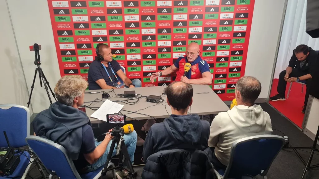 Luis De La Fuente Se Pone Chulo Tras La Pregunta Más Repetida Con Nico Y Lamine 1 Luis De La Fuente Manu Carreño Carrusel Deportivo