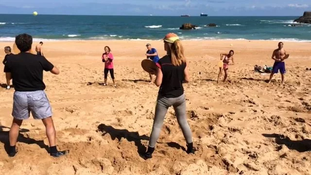 Multas De Hasta 3.000 Euros Por Jugar A Las Palas En La Playa Está Ocurriendo En España