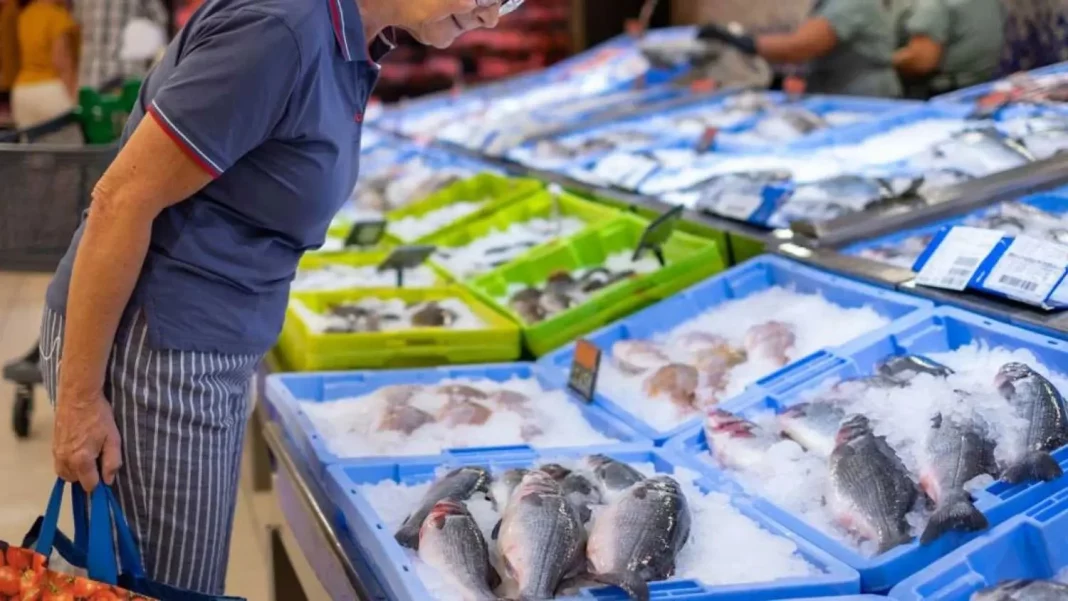 La OCU advierte: Solo un supermercado cumple todos los requisitos en la venta de pescado