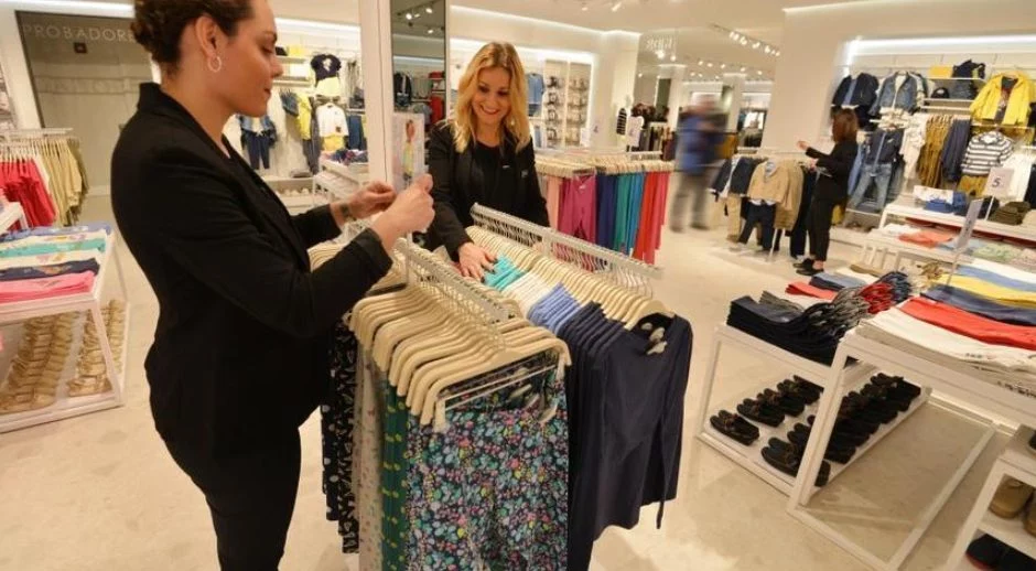 Los pantalones blancos de Sfera se imponen esta temporada para un look fresco y elegante cuando quieras