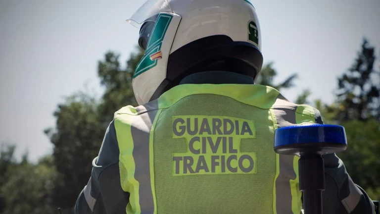 La Guardia Civil aprovecha TikTok para resolver la mayor duda sobre el calzado al conducir