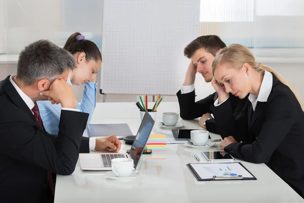 El Teletrabajo En La Encrucijada: Confianza Vs. Control