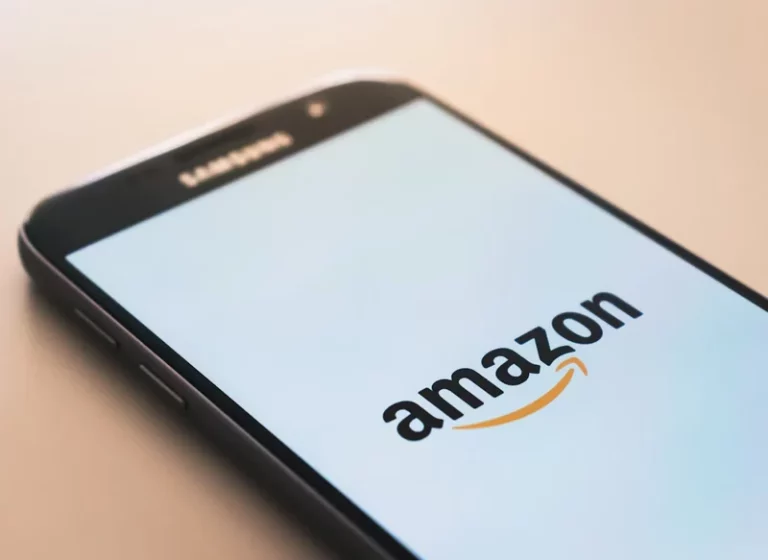 Amazon permite a los narradores de Audible replicar sus voces con IA para automatizar la creación de audiolibros