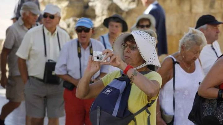 Desglosando la ayuda para las personas mayores: Quién, cómo y cuándo acceder a los 200 euros
