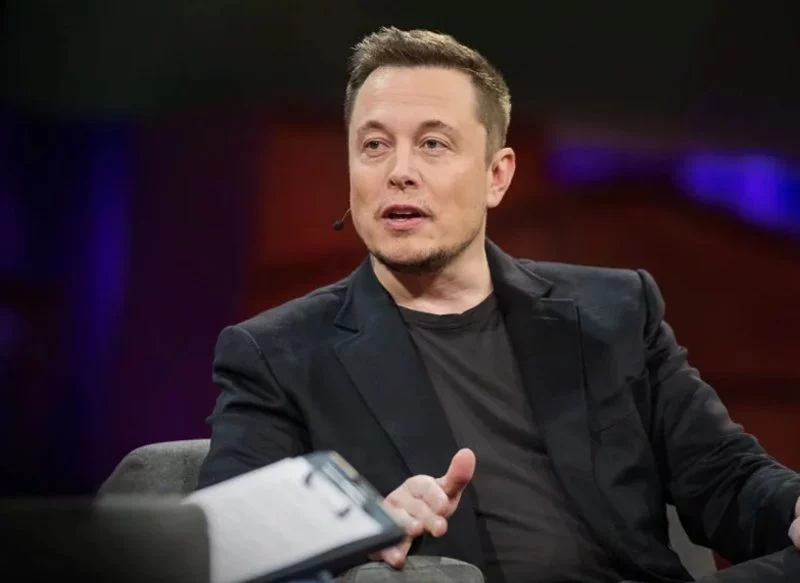 ELON MUSK RESTAURA EL EMOJI DE LA PISTOLA EN SUS PLATAFORMAS