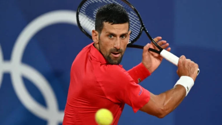 Djokovic se lleva un empujón inesperado en su estreno en el Open de Australia 2025