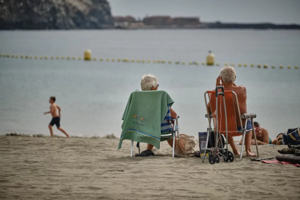 Uber Eats Y Glovo Se Van A La Playa Para Cambiar La Tendencia Negativa Del Verano 1 Europapress 3395067 25 October 2020 Spain Cristianos Tourists Enjoy The Sun On The Beach Playa
