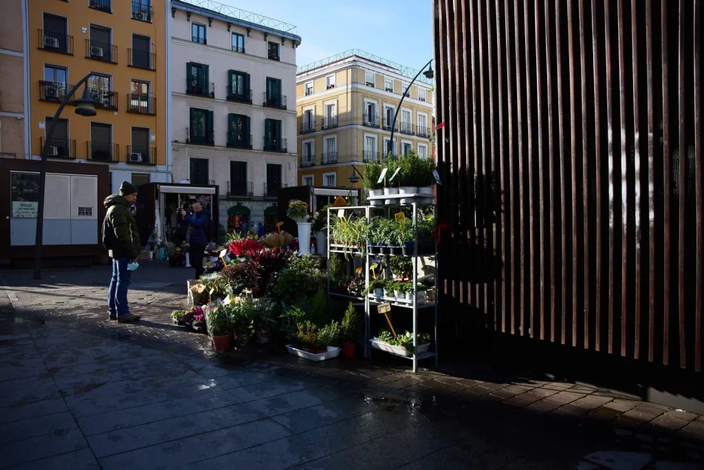 El Turismo Dispara La Delincuencia En Lavapiés Durante El Verano 1 Europapress 4923746 Hombre Acerca Puesto Plaza Tirso Molina 14 Enero 2023 Madrid Espana 14