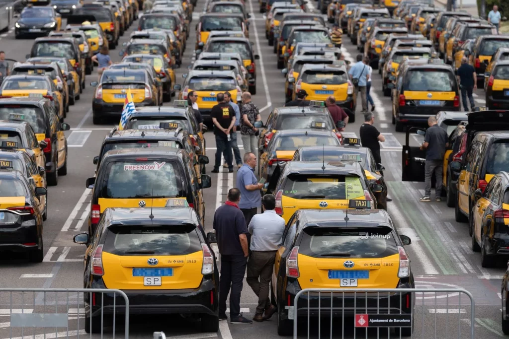 El Taxi En Barcelona Le Declara La Guerra A Aena Por La Falta De Respuesta 1 Europapress 5991883 Marcha Lenta Taxis Elite Taxi Plaza Espana 28 Mayo 2024 Barcelona Catalunya