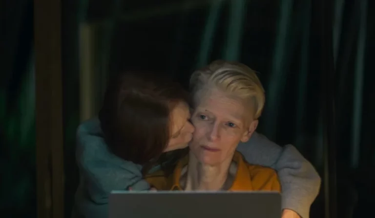 El gesto en Venecia de Tilda Swinton durante la ovación de 17 minutos a Almodóvar y su nueva película en inglés