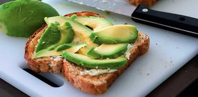 Sándwich de aguacate con pan de centeno