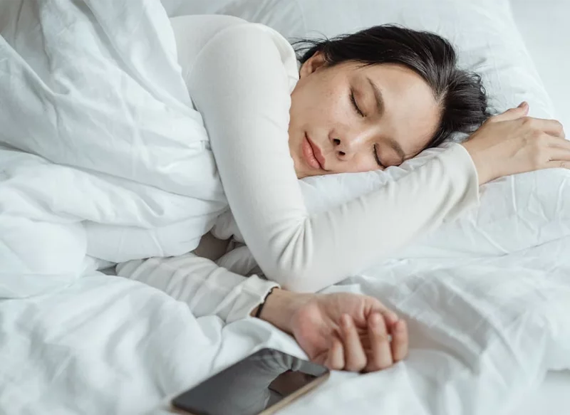 DEJA EL TELÉFONO FUERA DEL DORMITORIO