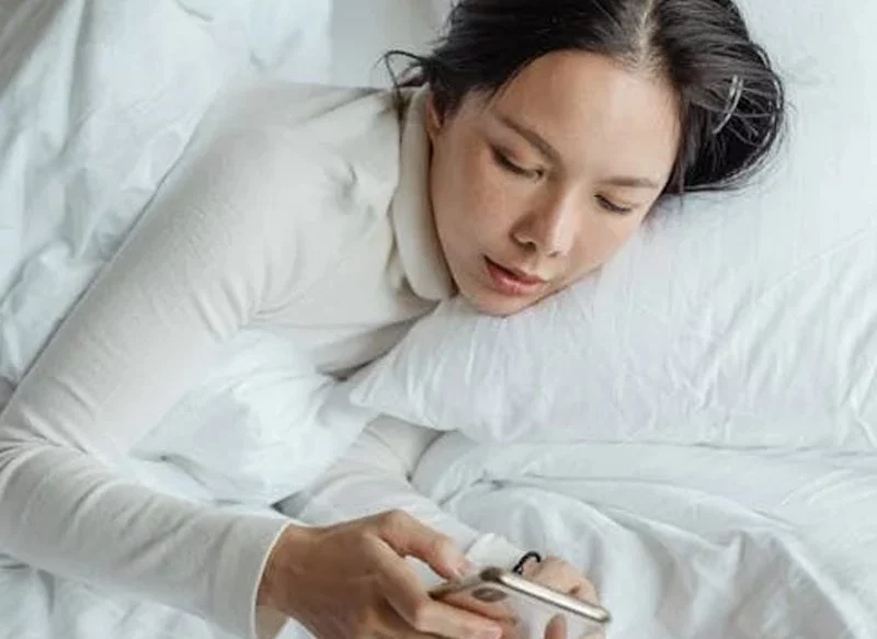 EVITA USAR EL MÓVIL NADA MÁS DESPERTARTE