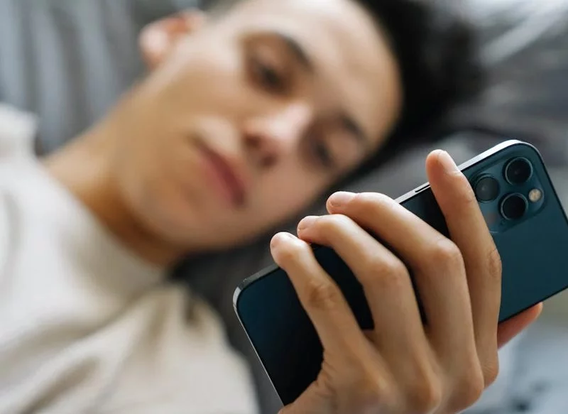 MIRAR EL MÓVIL NADA MÁS DESPERTARSE PUEDE AUMENTAR EL ESTRÉS