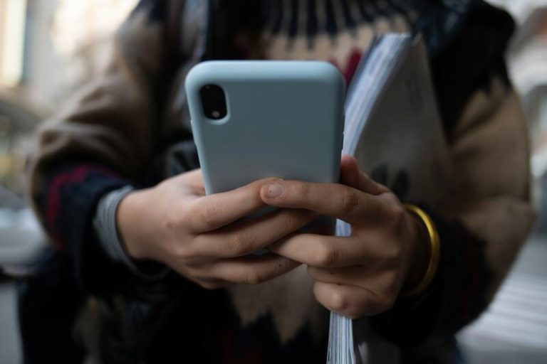 Los profesores podrán retirar el teléfono móvil a los alumnos en Baleares quedando apagados