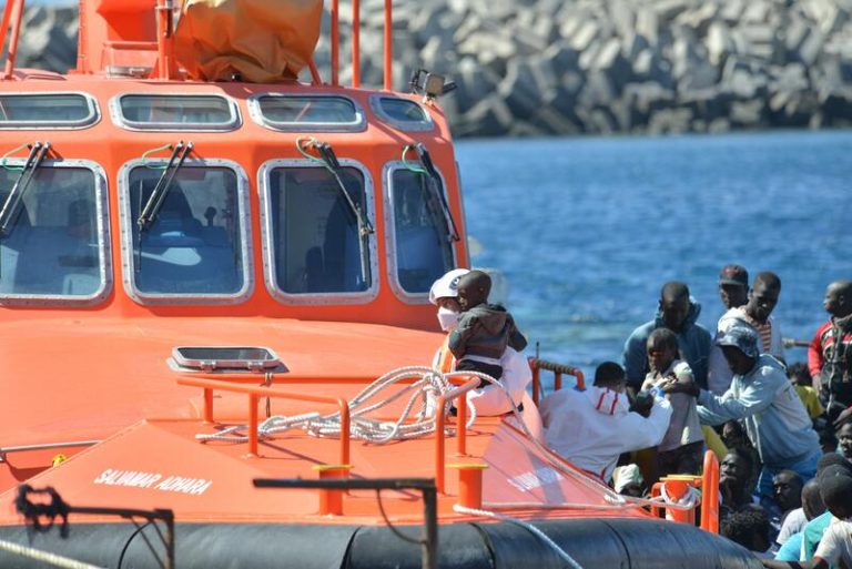 Canarias alerta del colapso total del sistema de acogida de niños y denuncia la presión del Gobierno sobre las ONG