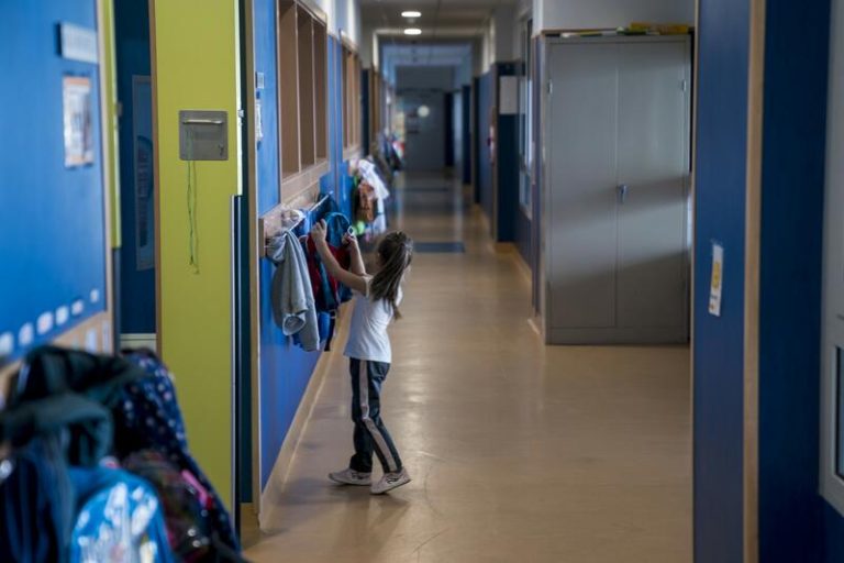 Críticas a Almeida por no ofrecer opciones de conciliación a las familias hasta el comienzo del año escolar