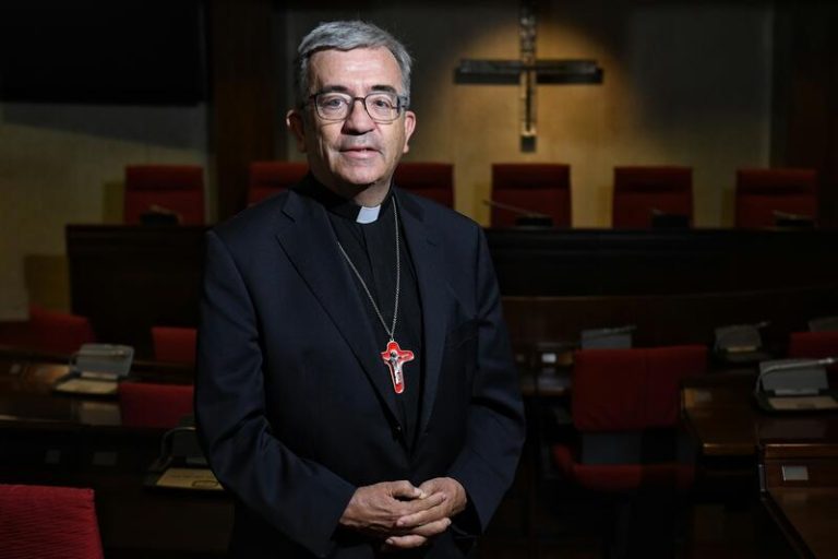 El presidente de los obispos reprueba los cánticos del alcalde de Vita pero pide ponerlos «en su contexto»